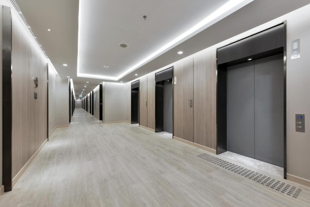 Centre Point Hotel Terminal21 Korat Nakhonratchasima Zewnętrze zdjęcie The elevator lobby