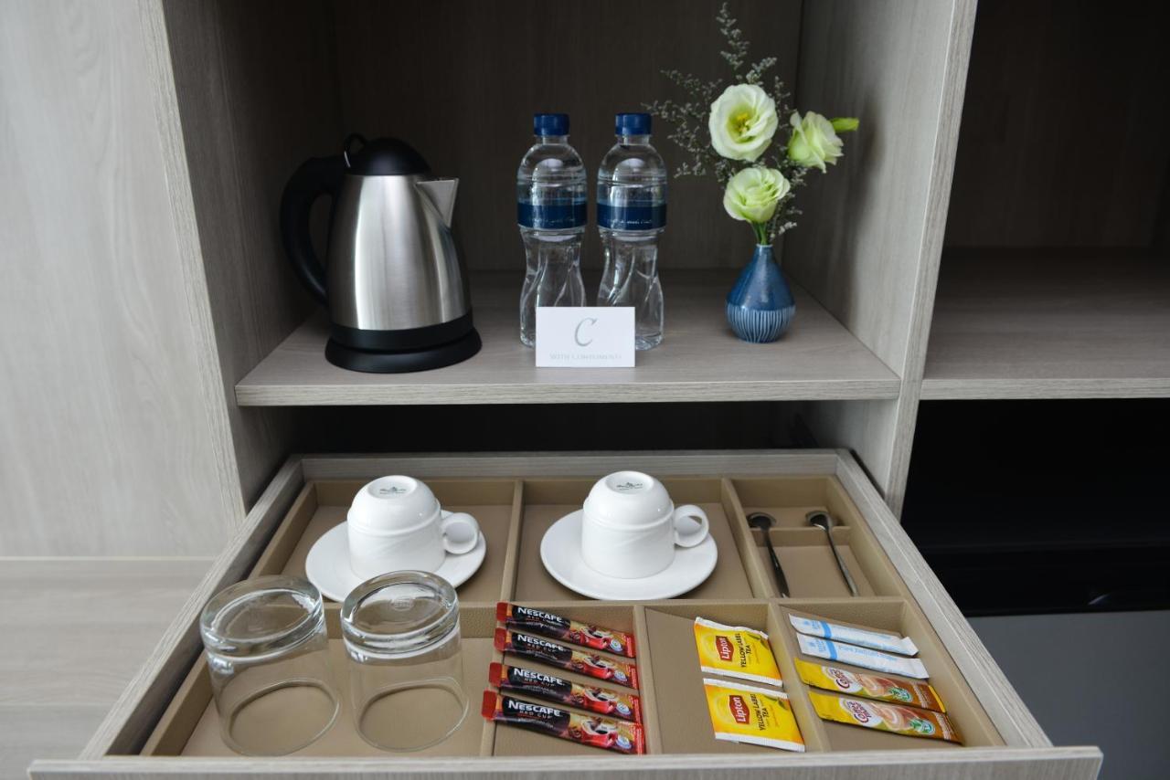 Centre Point Hotel Terminal21 Korat Nakhonratchasima Zewnętrze zdjęcie A tea and coffee tray in a hotel room