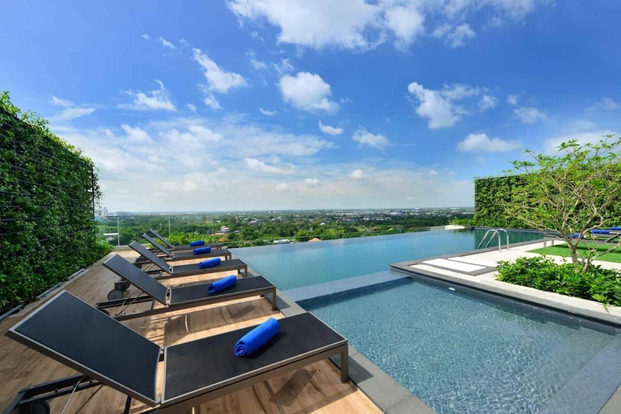 Centre Point Hotel Terminal21 Korat Nakhonratchasima Zewnętrze zdjęcie Infinity pool at the hotel