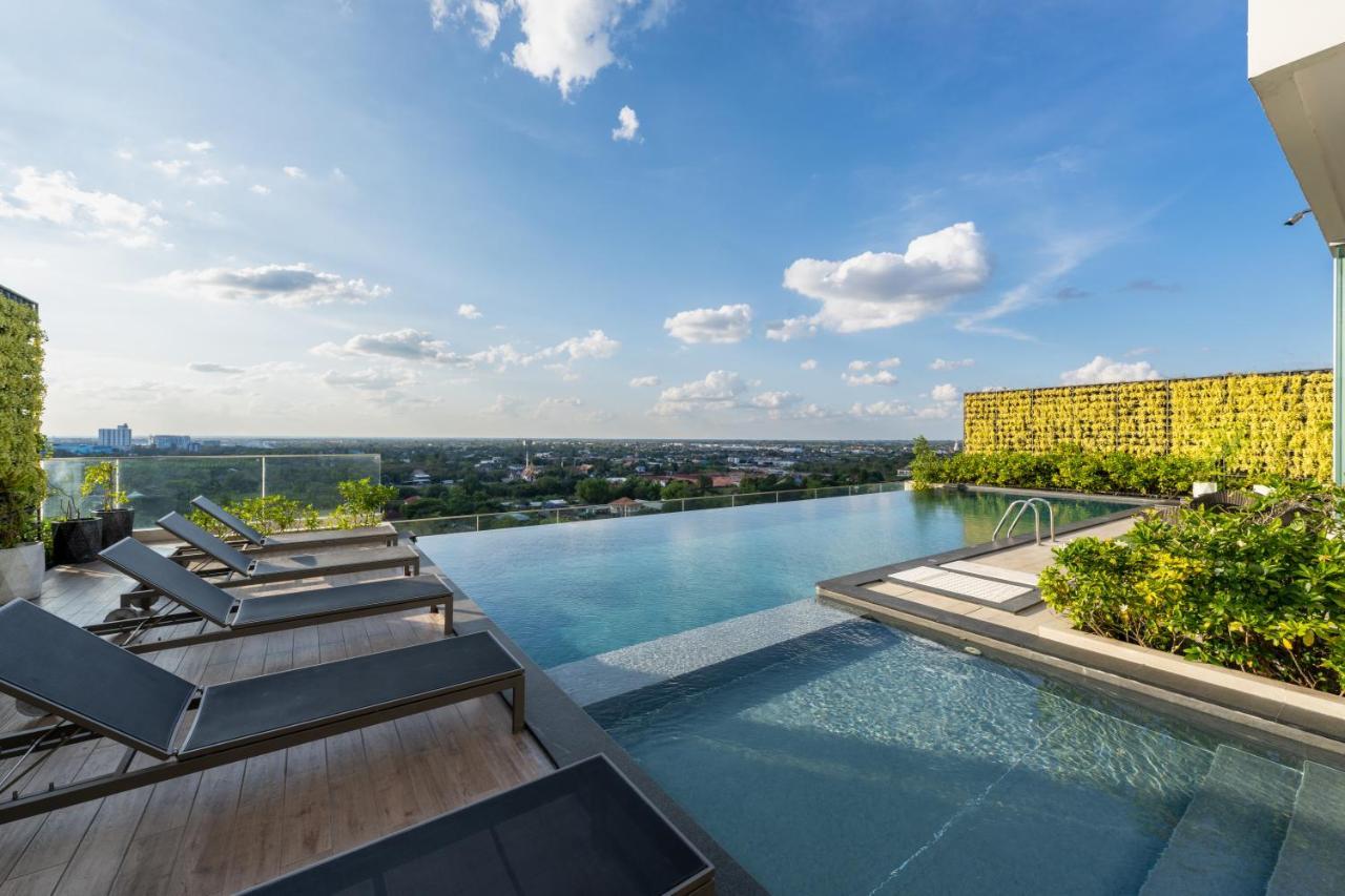 Centre Point Hotel Terminal21 Korat Nakhonratchasima Zewnętrze zdjęcie Infinity pool at the rooftop