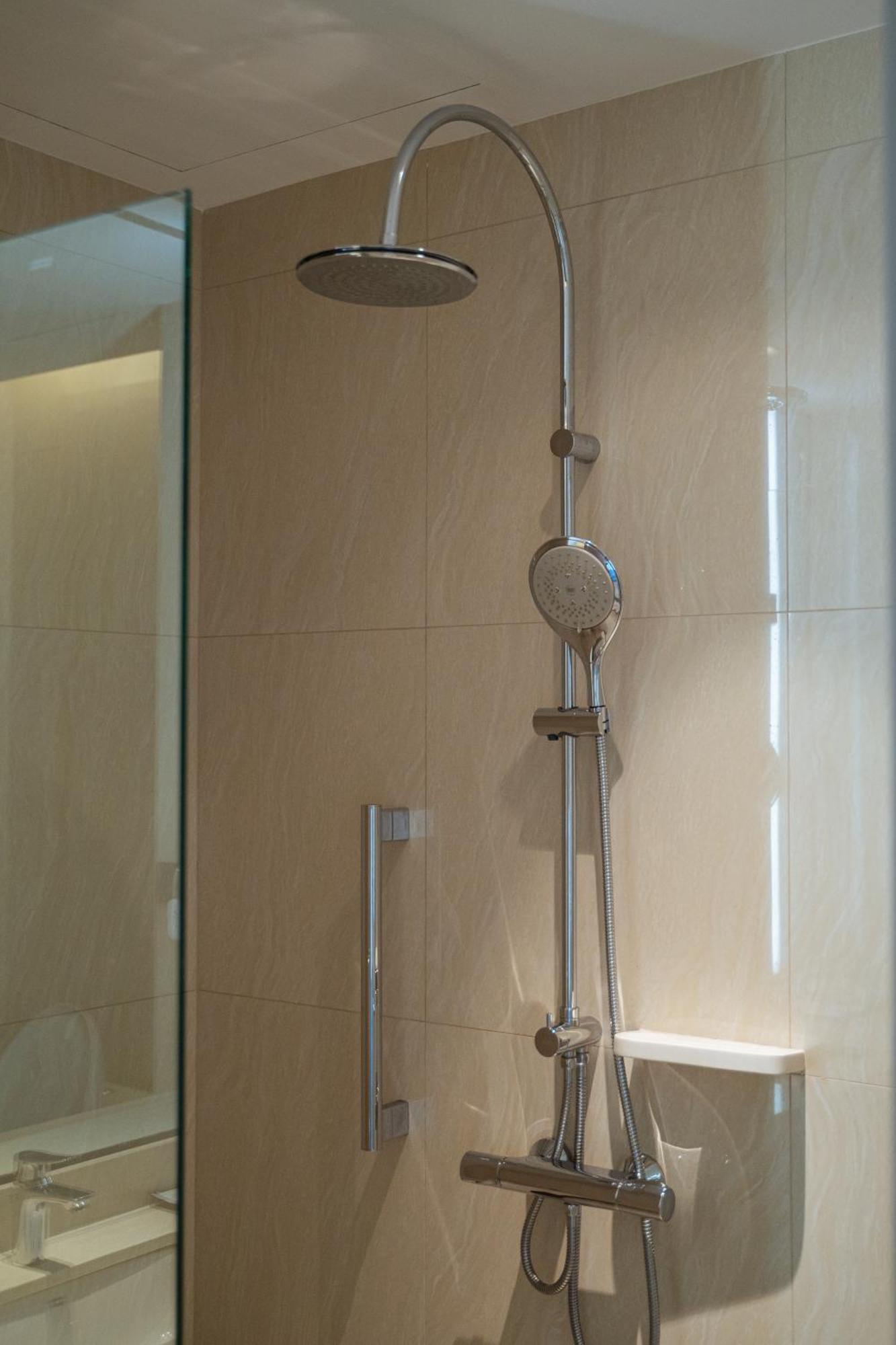 Centre Point Hotel Terminal21 Korat Nakhonratchasima Zewnętrze zdjęcie A shower