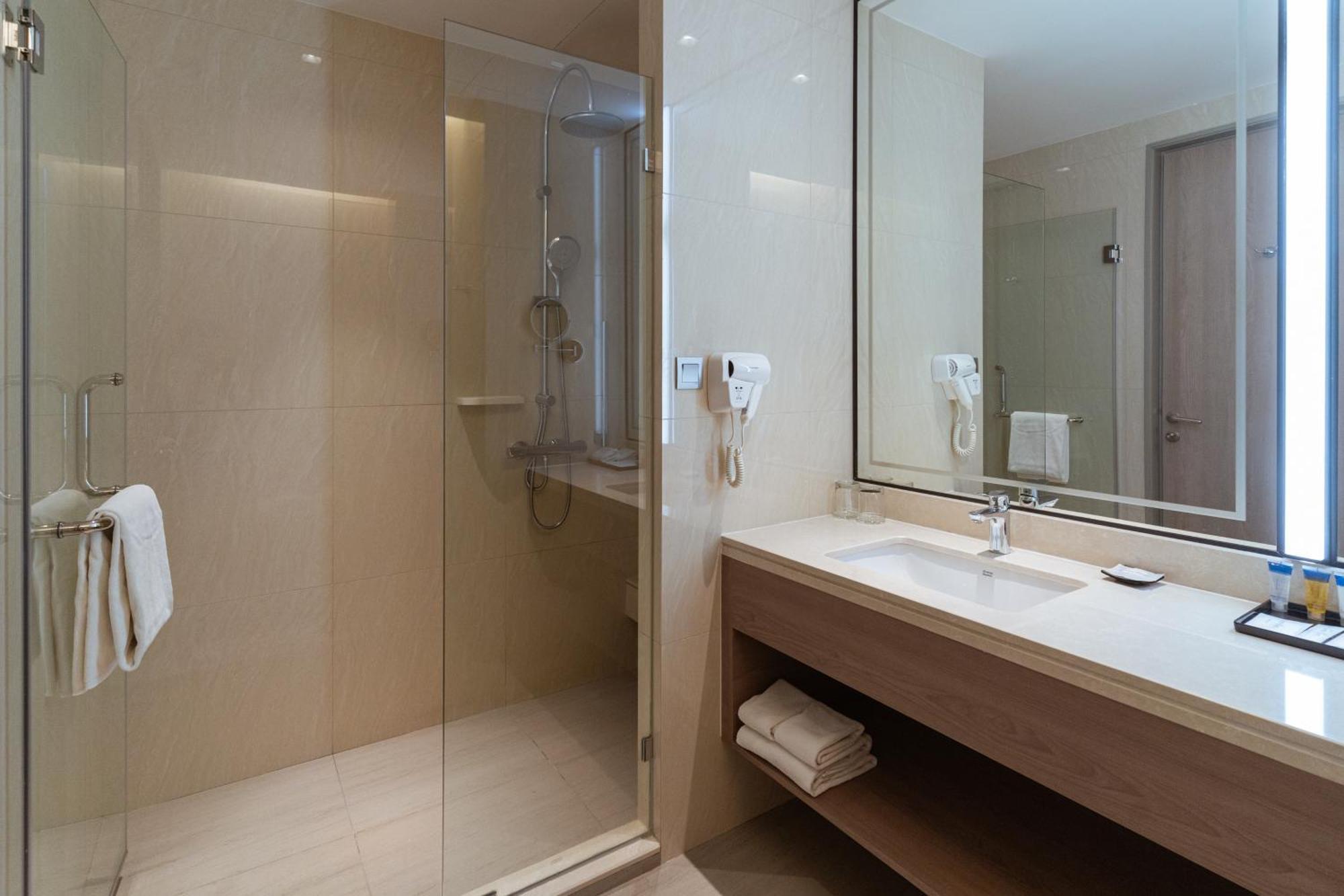 Centre Point Hotel Terminal21 Korat Nakhonratchasima Zewnętrze zdjęcie A shower enclosure in a hotel bathroom
